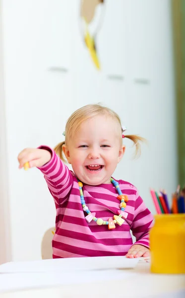 鉛筆を着色持つ幸せな女の子 — ストック写真