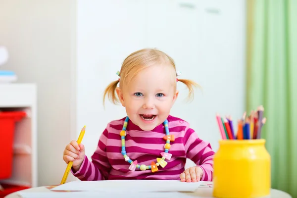 Barn girl ritning med pennor — Stockfoto
