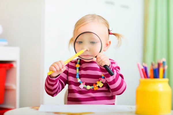Lustiges Kleinkind Mädchen spielt mit Lupe — Stockfoto
