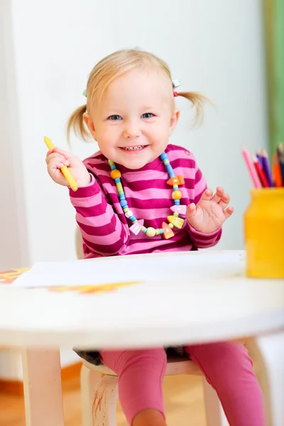 Toddler dziewczynka rysunek z ołówki — Zdjęcie stockowe