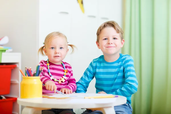 Due bambini che disegnano con matite da colorare — Foto Stock