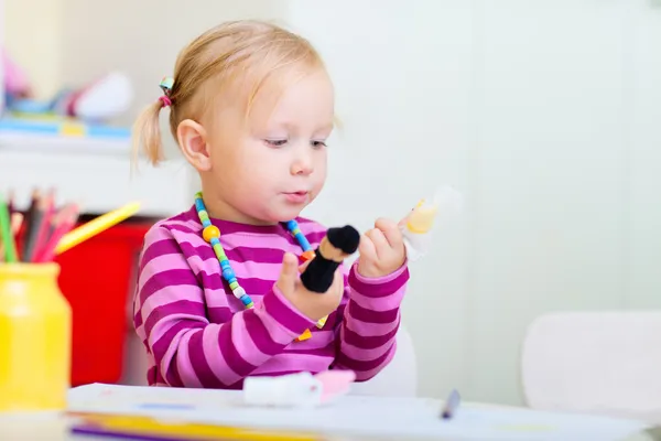 Маленькая девочка играет с игрушками для пальцев — стоковое фото