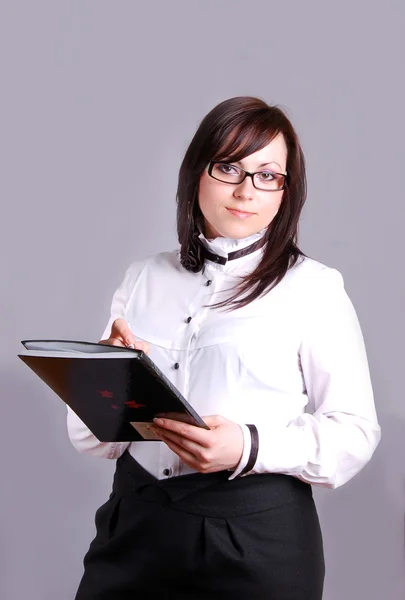 Schöne Geschäftsfrau mit einem Notizbuch — Stockfoto
