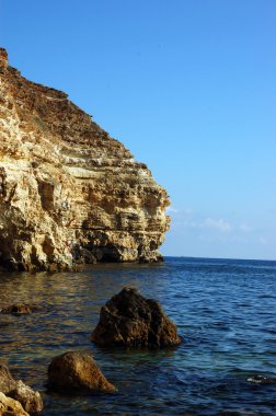 kayalar ve deniz manzarası