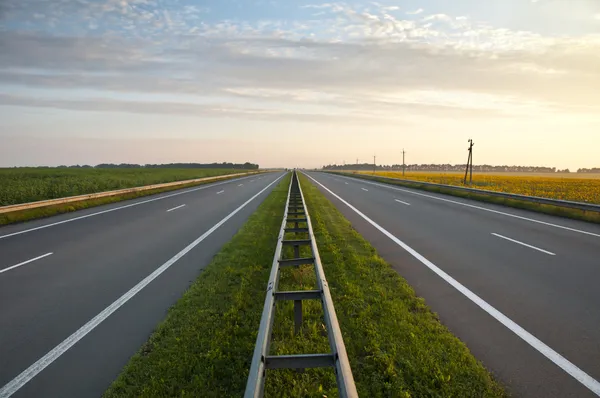 Autobahnen entlang eines Sonnenblumenfeldes — Stockfoto