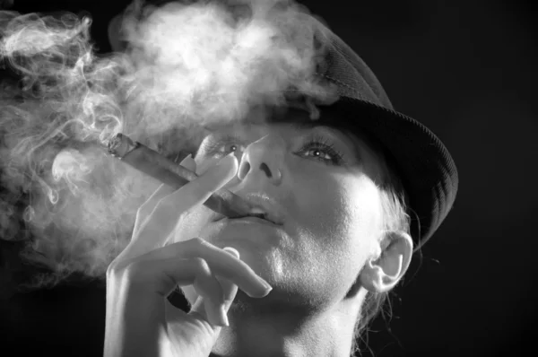 Žena kouření doutník — Stock fotografie