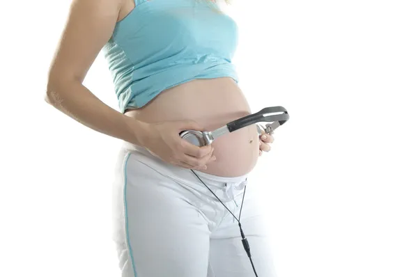 Donna incinta con le cuffie — Foto Stock