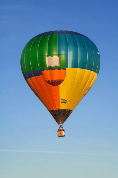 Balão voador ao nascer do sol — Fotografia de Stock