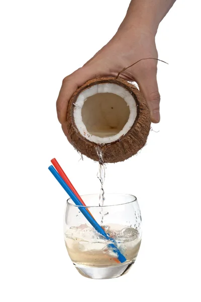 Helft kokosnoot open in mannelijke handen — Stockfoto