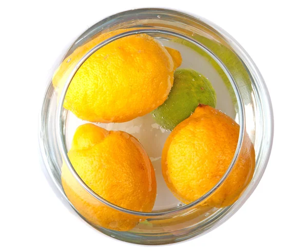 Trzy cytryny i limonki w wodzie — Zdjęcie stockowe