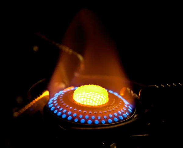 Flamme dans la cuisinière à gaz — Photo