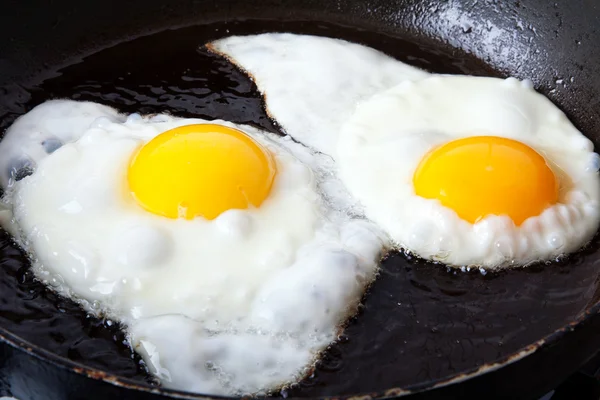 Eieren frituren in olie Stockfoto