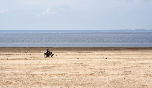 Cycliste sur la plage — Photo