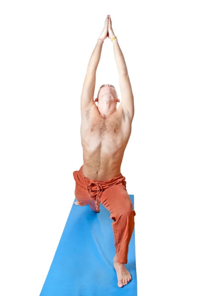 Yoga. mannen i virabhadrasana läge — Stockfoto