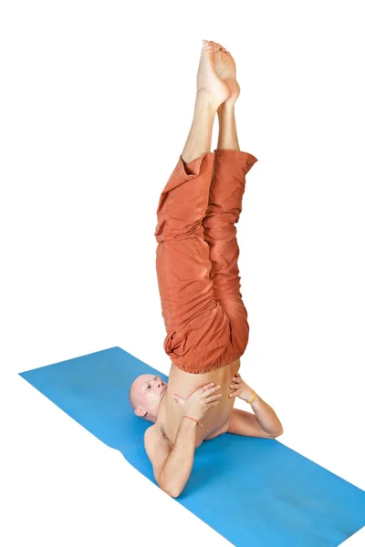 Yoga. mannen i sarvangasana position — Stockfoto