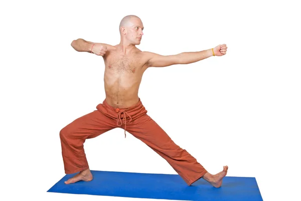 Yoga. mannen i virabhadrasana läge — Stockfoto