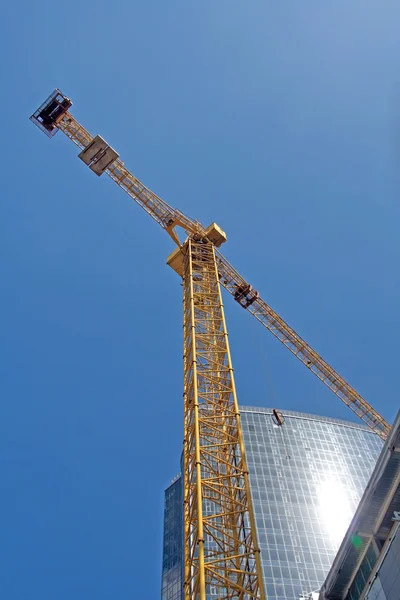 Crane and modern building in the sky — Stock Photo, Image