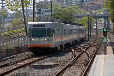 Metro raylar üzerinde hareket