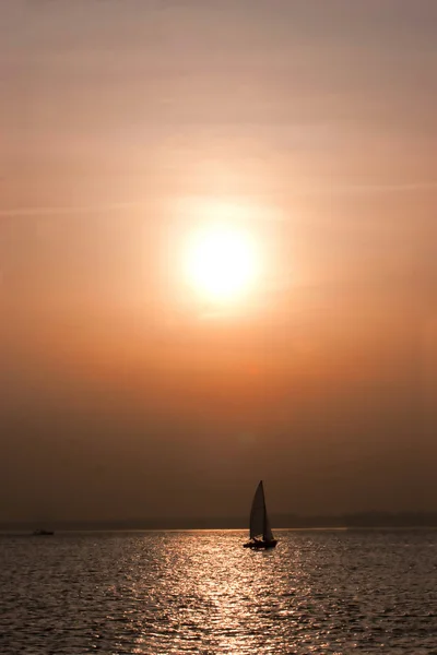 Segelbåt vid solnedgången — Stockfoto