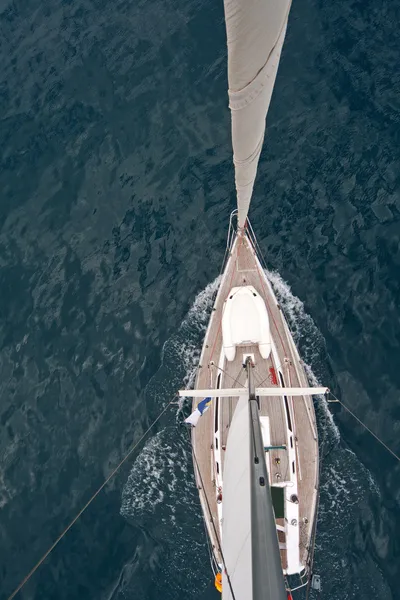 Blick von oben auf das Segelboot — Stockfoto