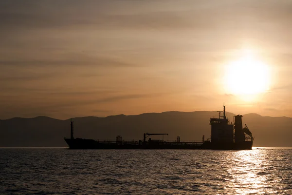 Loď přepravující hromadné náklady-při západu slunce — Stock fotografie