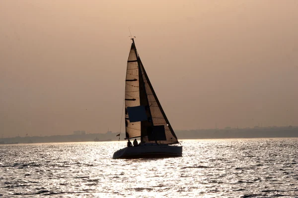 Gün batımında yelkenli tekne — Stok fotoğraf