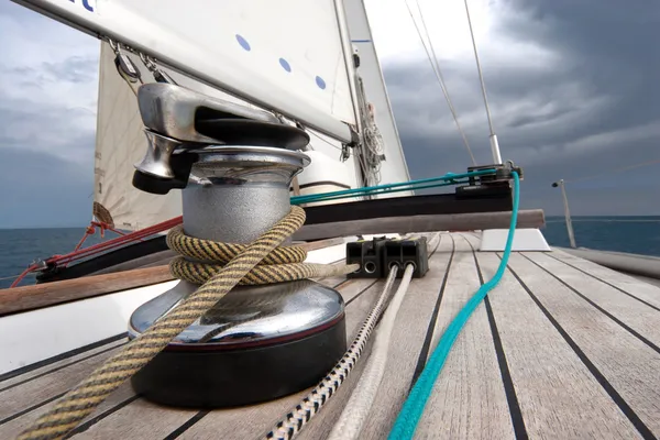 Winch with rope on sailing boat — Stock Photo, Image