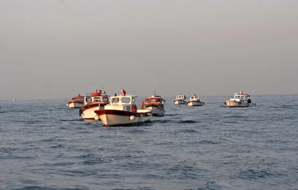 Turecká rybářské lodě při východu slunce — Stock fotografie