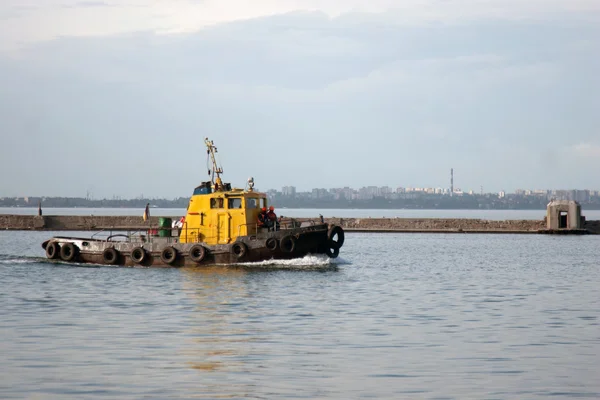 Moving tugboat in marina — Stock Photo, Image