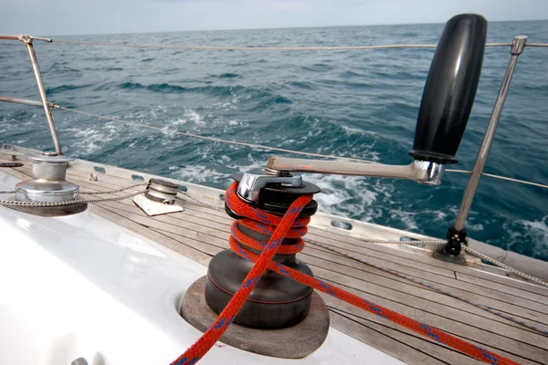 Winch with rope on sailing boat — Stock Photo, Image