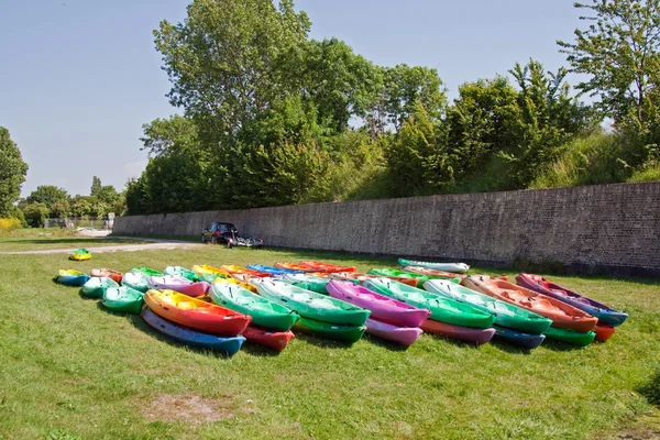 Kayaks couchés sur l'herbe — Photo