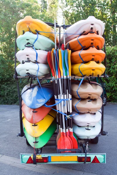 Remorque avec kayaks et pagaies — Photo