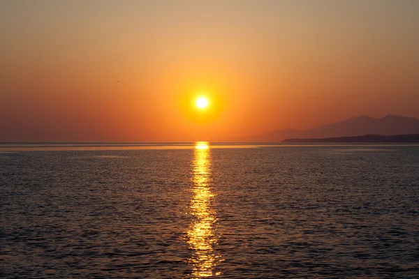 Схід сонця в морі — стокове фото