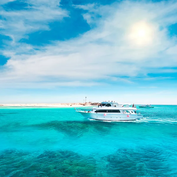 Yacht i havet — Stockfoto