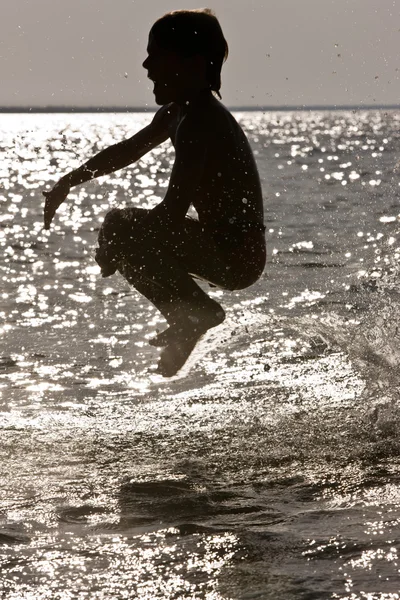 跳跃的男孩 — 图库照片