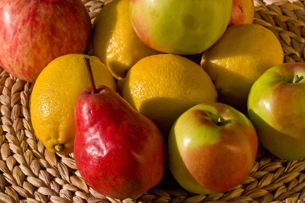 Peras y manzanas —  Fotos de Stock
