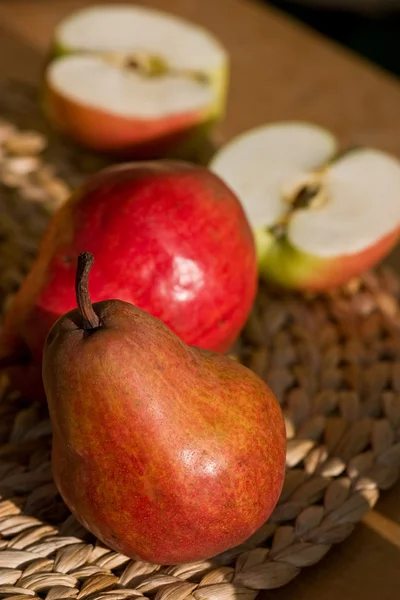 Päron och äpple — Stockfoto
