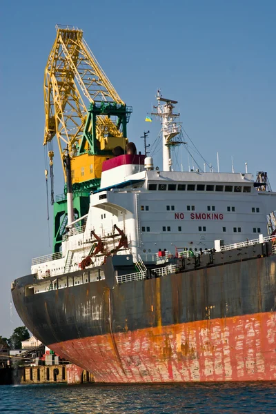 Kraan van vrachtschip — Stockfoto