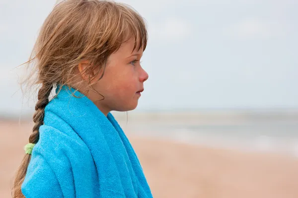 用的毛巾的小女孩 免版税图库照片