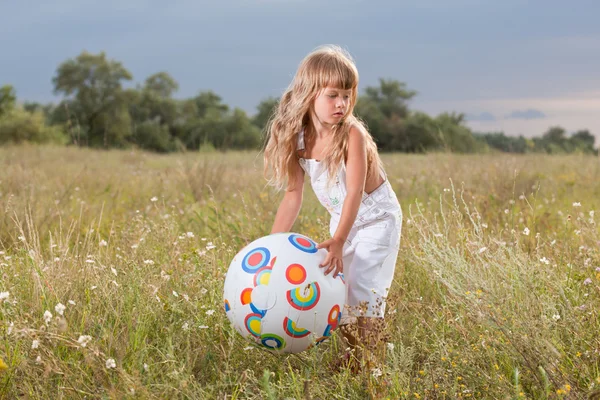 Kis lány labdával — Stock Fotó