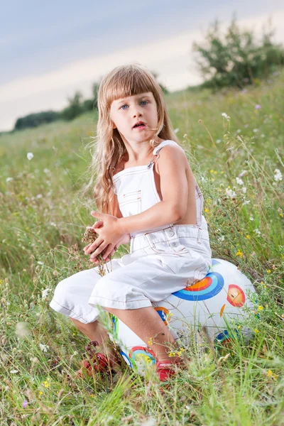 Topu ile küçük kız — Stok fotoğraf