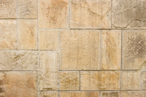 Камни, смонтированные в стене из бетона — стоковое фото