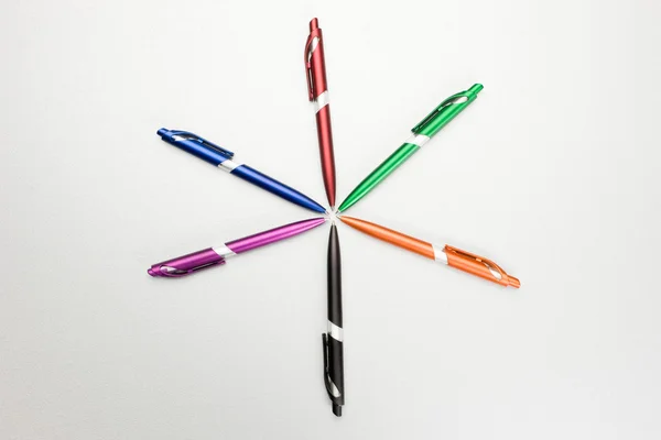 Ensemble de stylos colorés sur la table — Photo