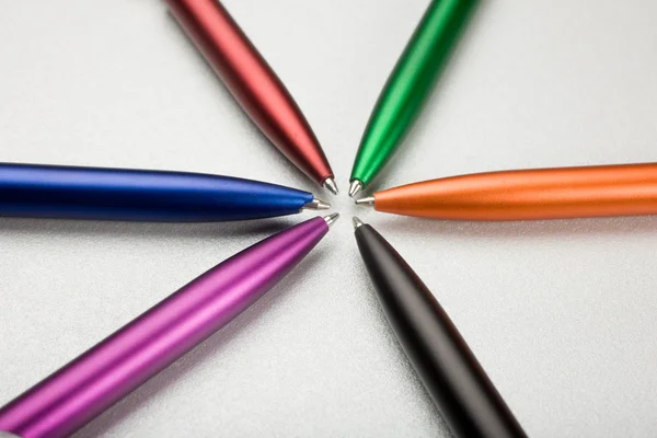 Σύνολο χρωματιστά στυλό στο τραπέζι — Φωτογραφία Αρχείου