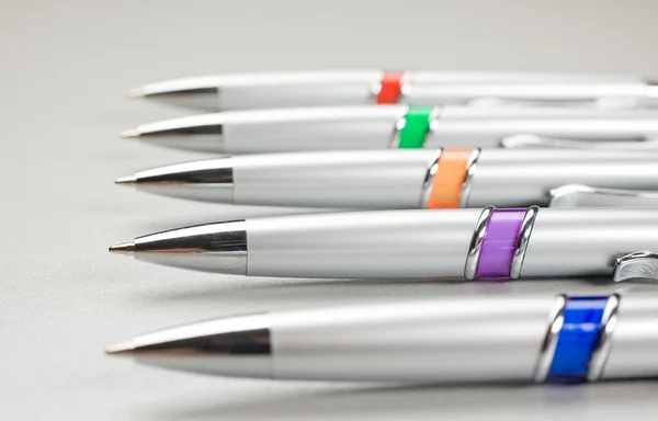 Conjunto de bolígrafos de colores en la mesa —  Fotos de Stock