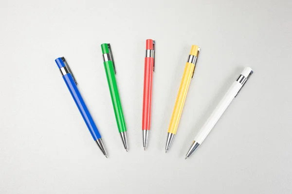 Ensemble de stylos colorés sur la table — Photo