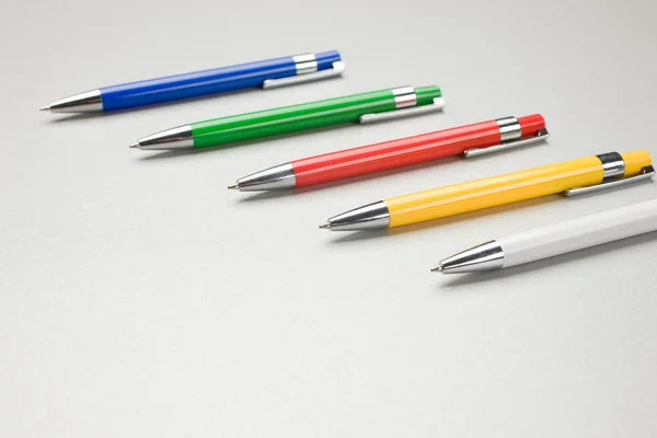 Σύνολο χρωματιστά στυλό στο τραπέζι — Φωτογραφία Αρχείου