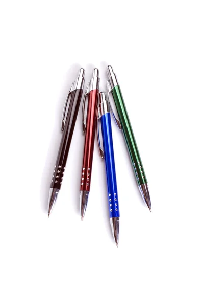 Цветные ручки на белом столе — стоковое фото