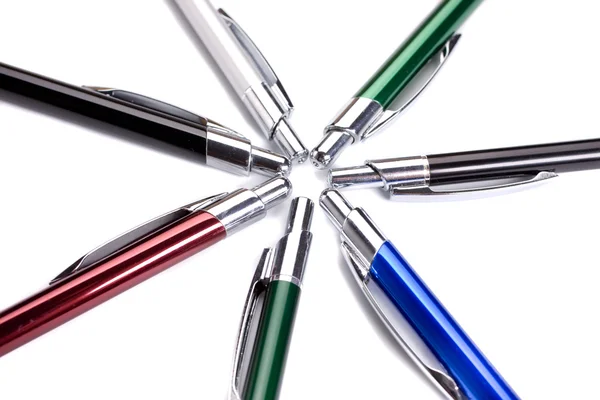 Färgade pennor på vitt bord — Stockfoto