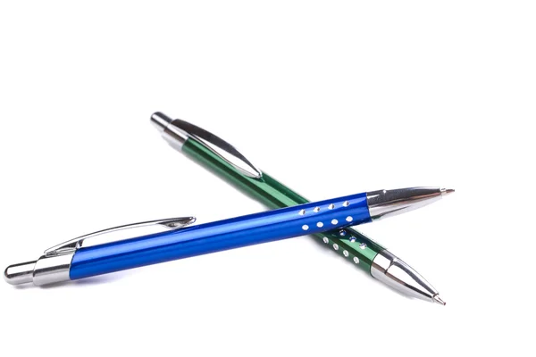Färgade pennor på vitt bord — Stockfoto